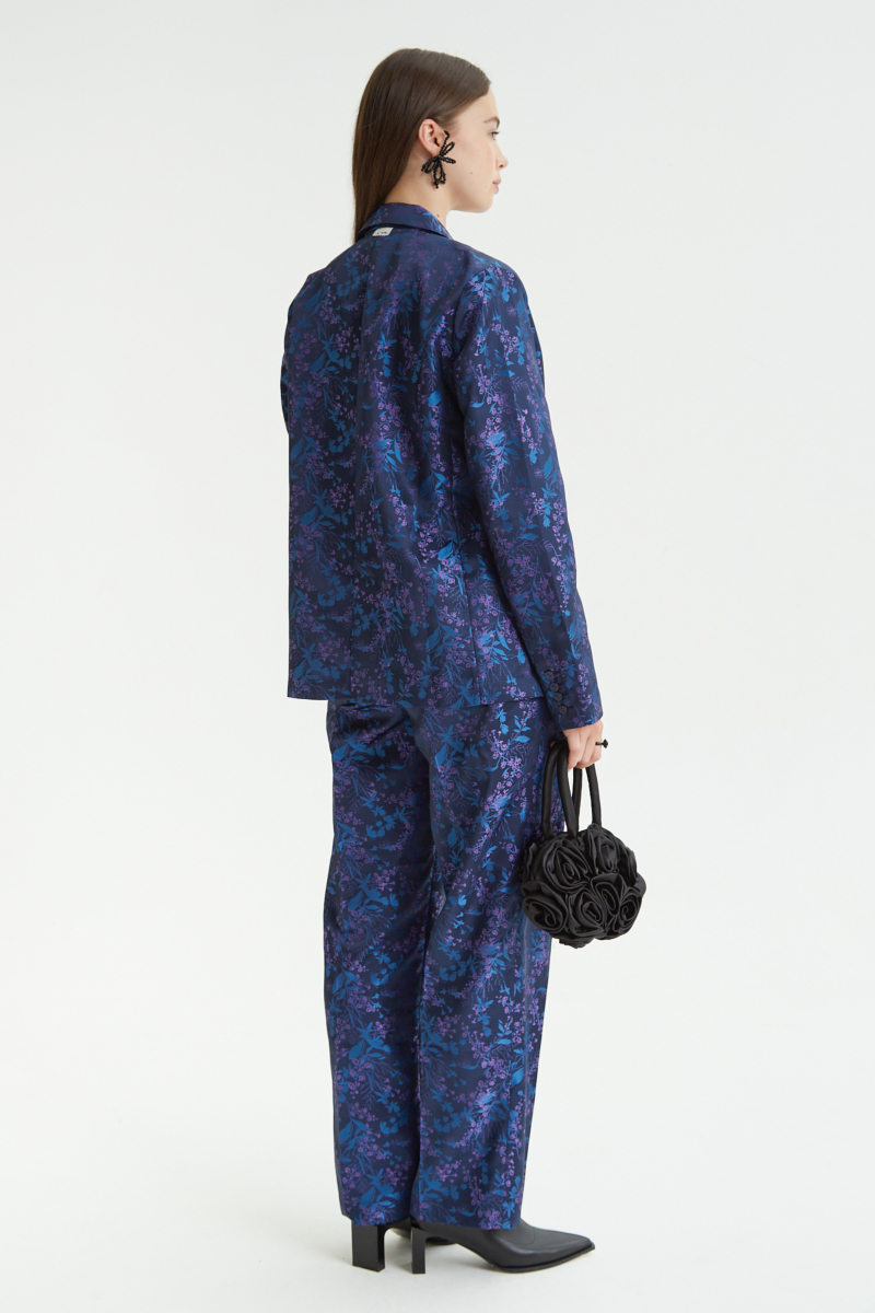 Pantalón azul sastrero tiro alto y recto confeccionado en jacquard satinado con motivo floral. 
