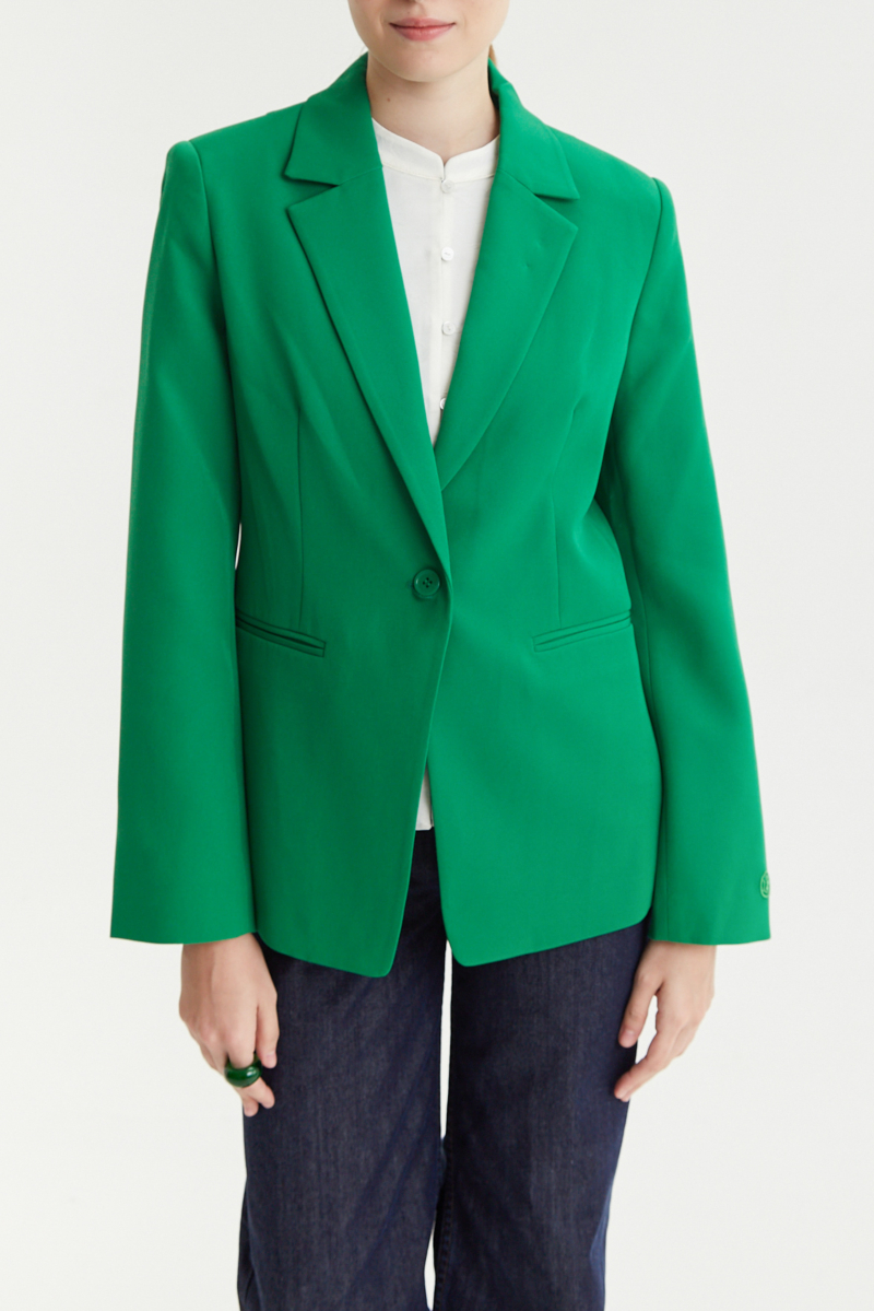 Blazer verde sastrero recto con hombreras, bolsillos ojal y pinzas en frente y espalda. 
