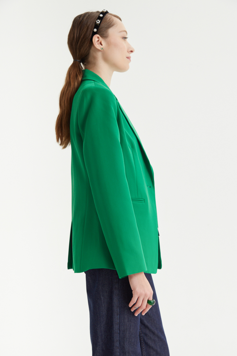 Blazer verde sastrero recto con hombreras, bolsillos ojal y pinzas en frente y espalda. 
