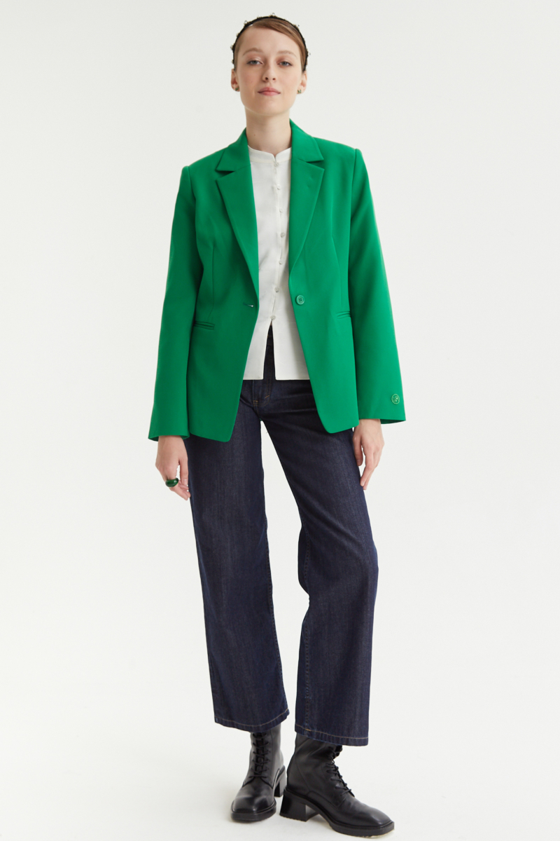 Blazer verde sastrero recto con hombreras, bolsillos ojal y pinzas en frente y espalda. 
