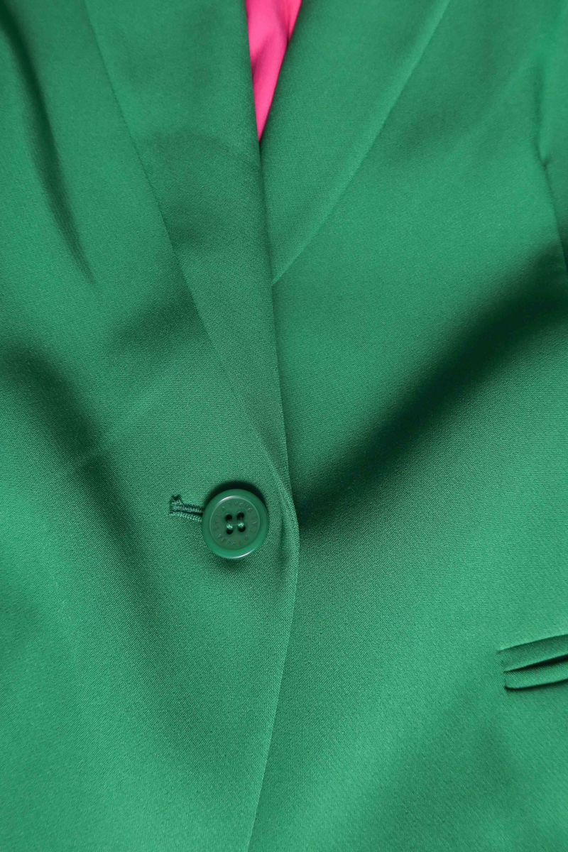 Blazer verde sastrero recto con hombreras, bolsillos ojal y pinzas en frente y espalda. 
