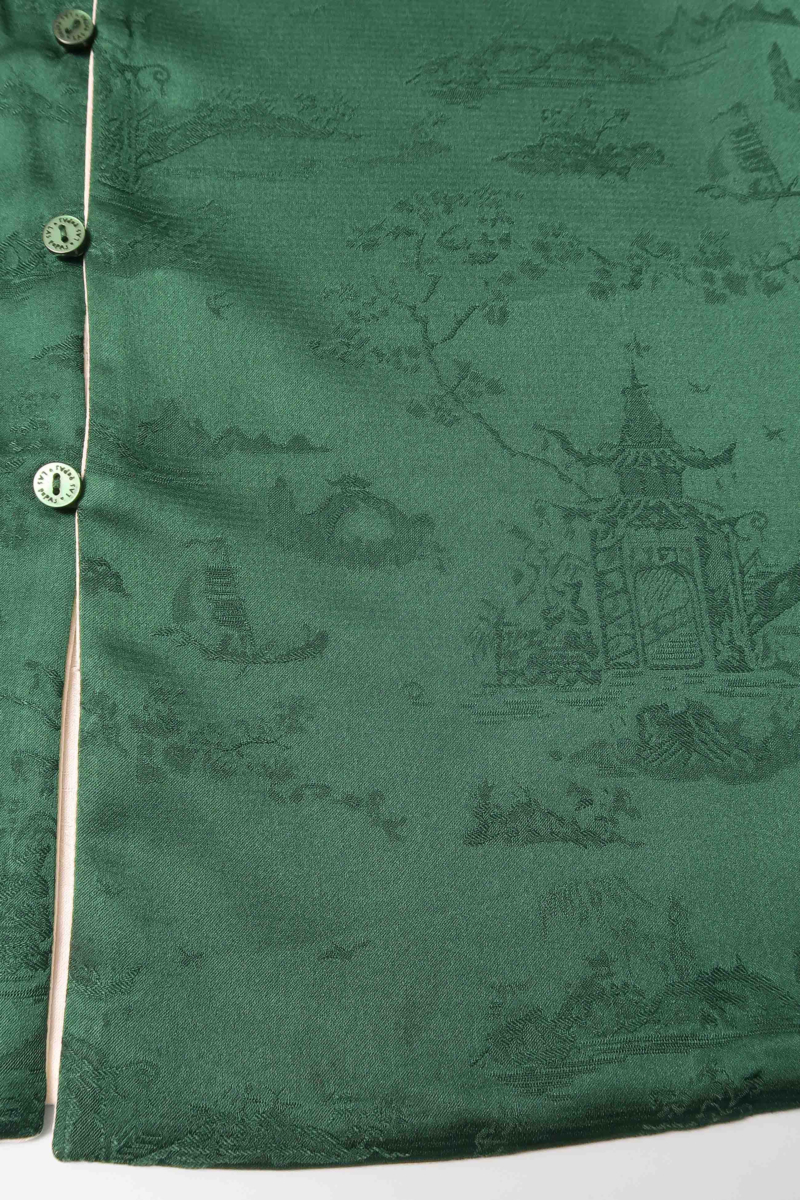 Blusa cruda reversible de jacquard satinado sin mangas con cuello mao, botones a tono, pinzas frontales y aberturas laterales.
