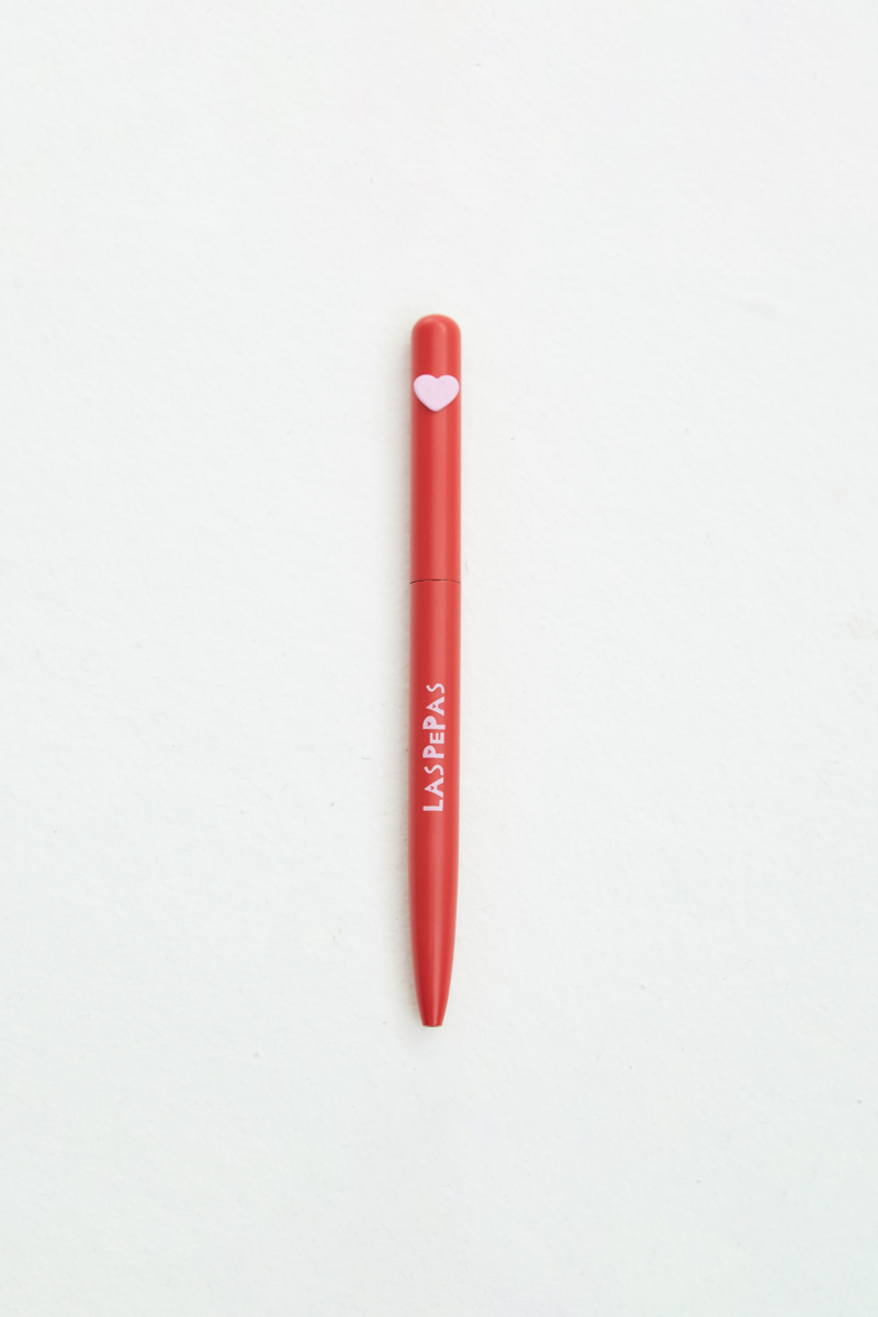 Bolígrafo retráctil con detalle de corazón. 
