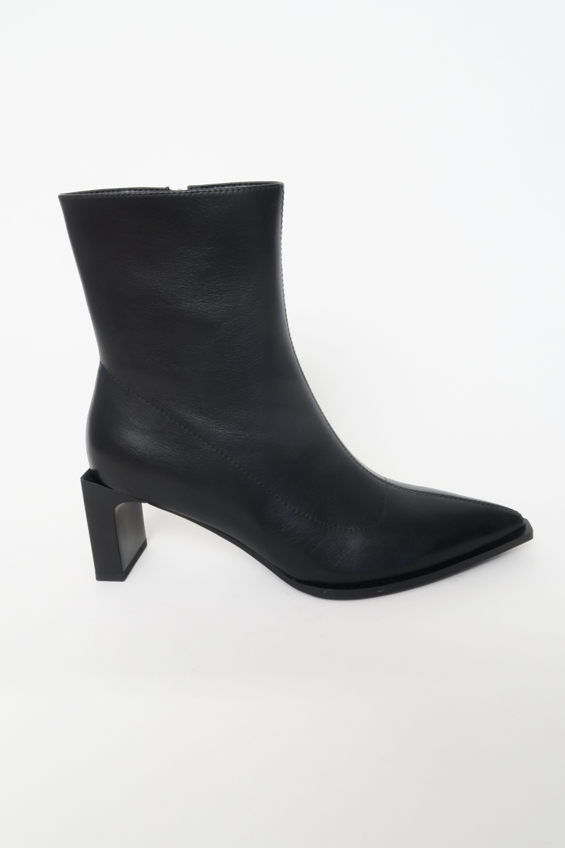 Botas de cuero de caña media en punta con taco rectangular de 7 cm y cierre lateral oculto. 
