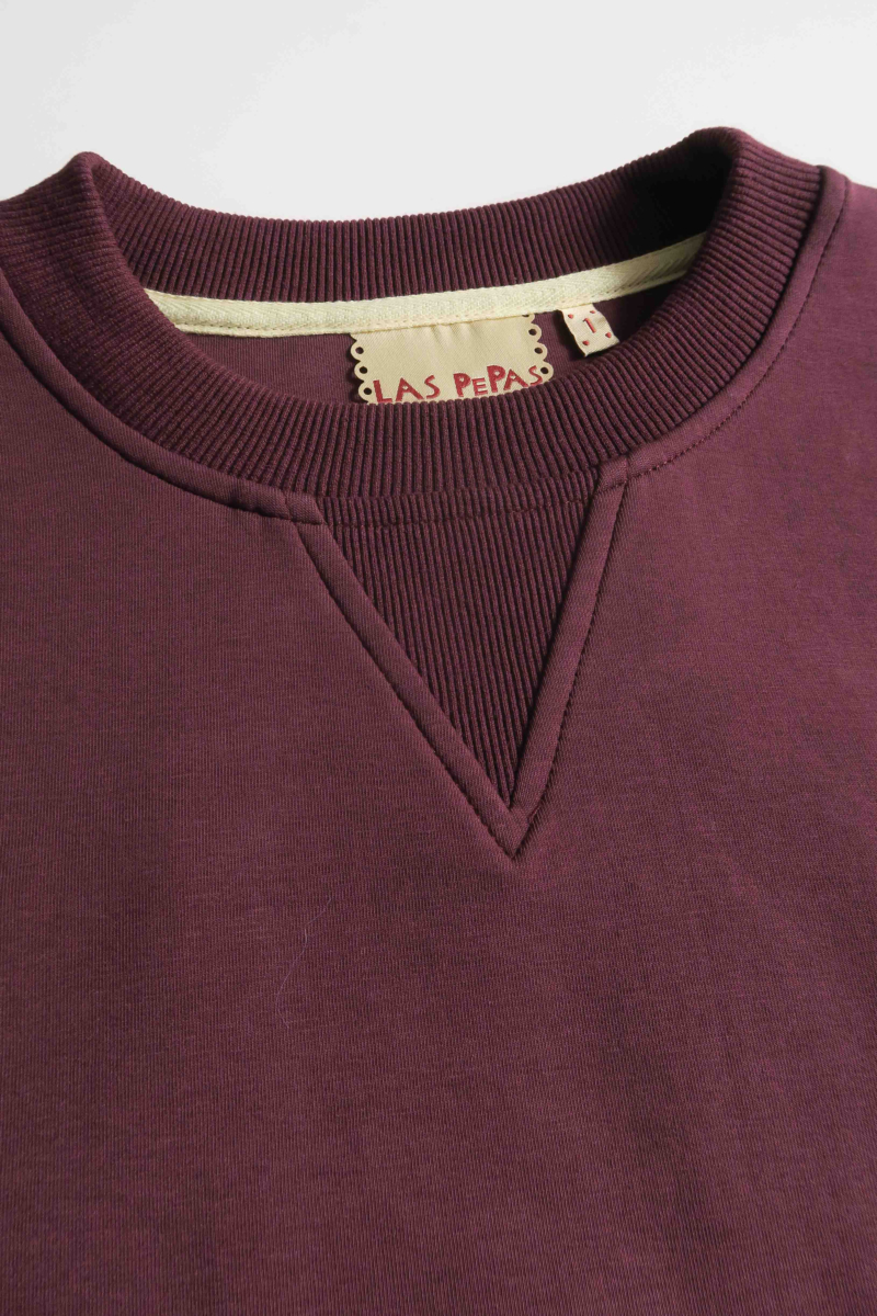 Buzo uva de algodón con mangas amplias, cuello redondo, hombros y sisas caídas. 
