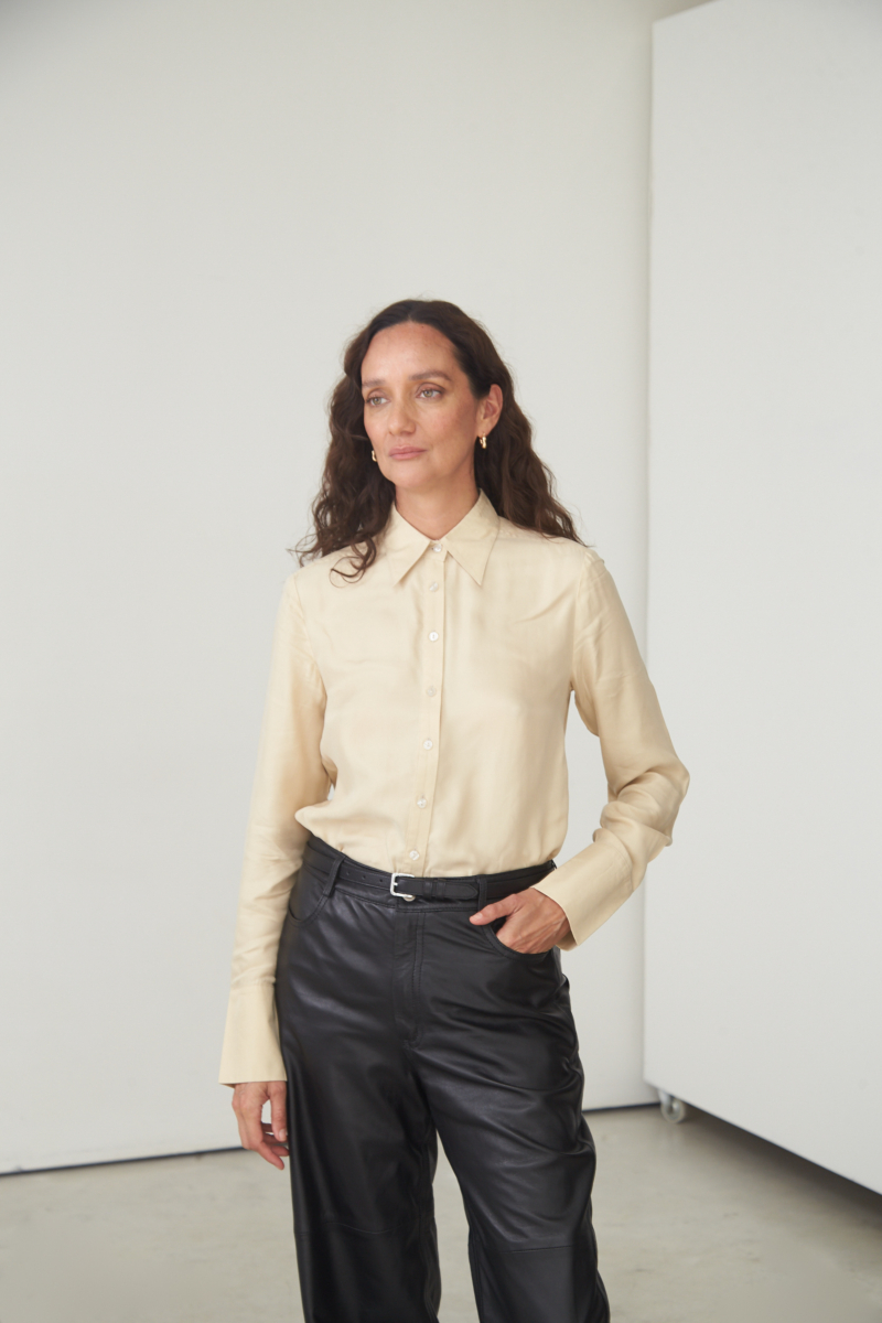 Camisa beige de calce recto y puños anchos con textura suave de piel de durazno. 
