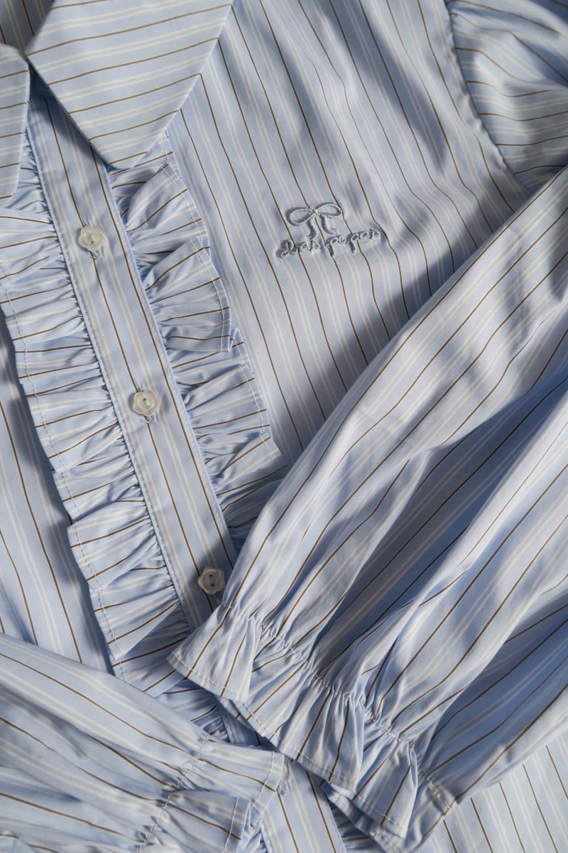 Camisa rayada de algodón recta con mangas amplias y cartera con volados. 
