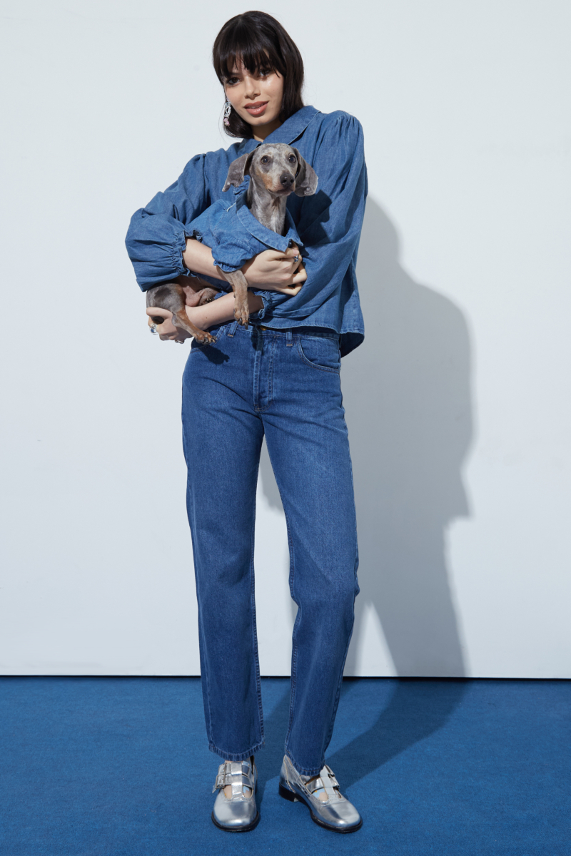 Camisa para perros de jean azul con mangas y volados.