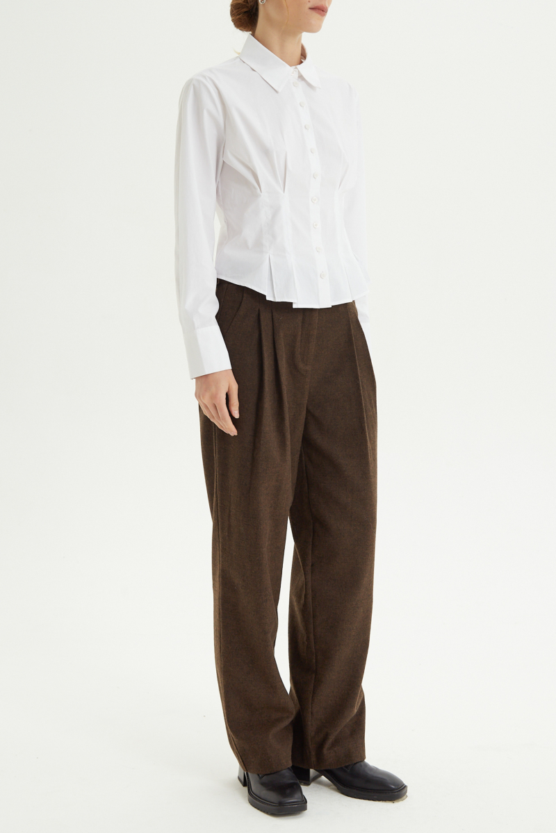 Camisa blanca entallada de poplín de algodón con pinzas de entalle frontales y en la espalda y lazo para ajustar. 
