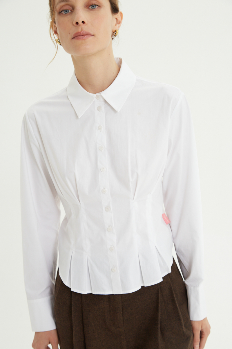 Camisa blanca entallada de poplín de algodón con pinzas de entalle frontales y en la espalda y lazo para ajustar. 
