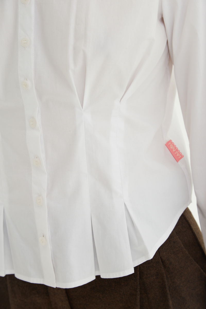 Camisa blanca entallada de poplín de algodón con pinzas de entalle frontales y en la espalda y lazo para ajustar. 
