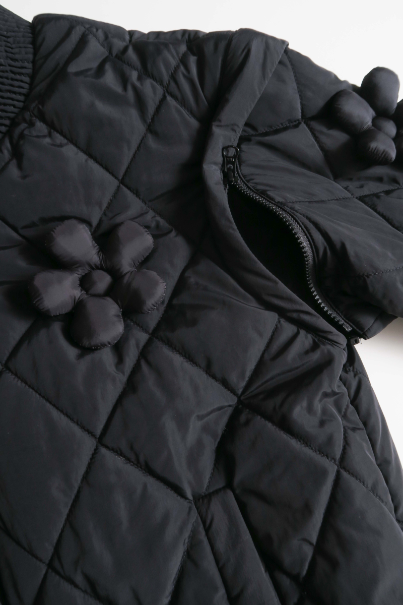 Campera matelaseada con apliques 3D de flores puffer, cuello y puños de ribb, cierre doble camino y mangas desmontables. 