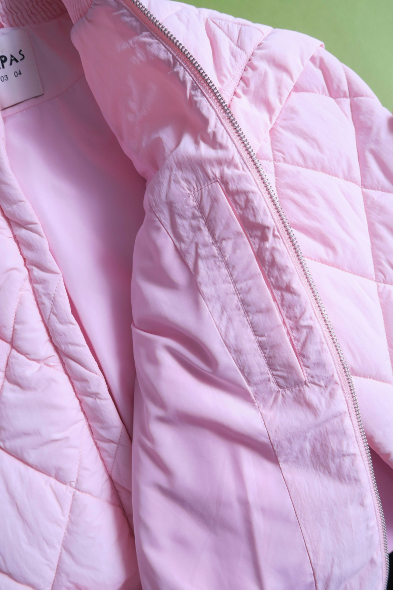 Campera matelaseada con apliques 3D de flores puffer, cuello y puños de ribb, cierre doble camino y mangas desmontables. 