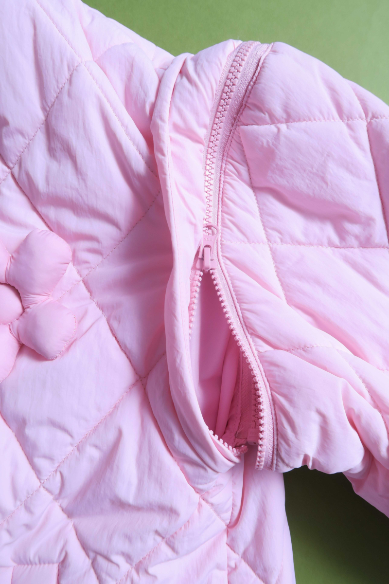 Campera matelaseada con apliques 3D de flores puffer, cuello y puños de ribb, cierre doble camino y mangas desmontables. 
