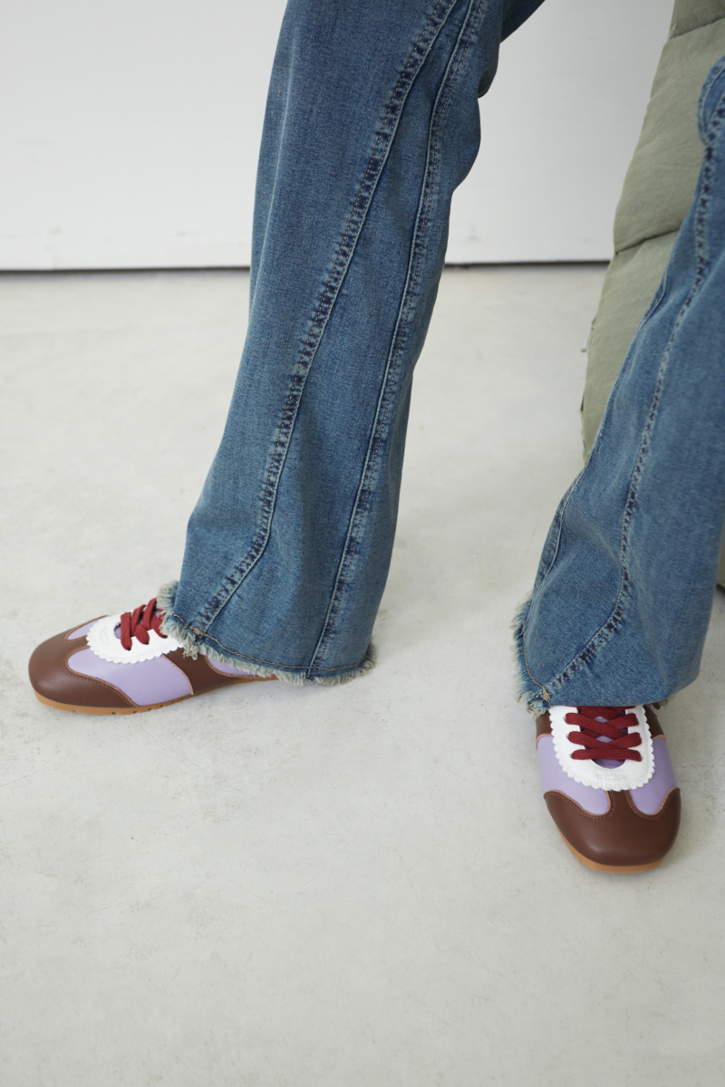 Zapatillas lila de cuero con recortes, punta cuadrada y suela de caucho.
