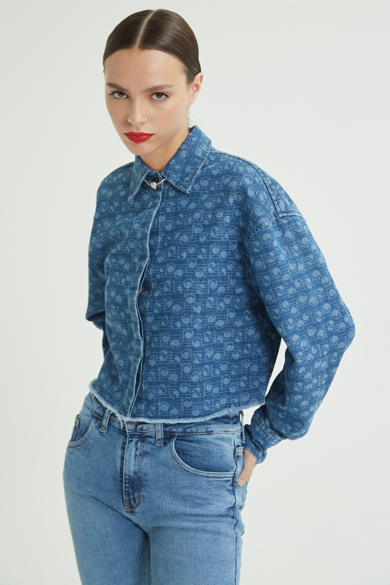 Camisa estampada amplia y crop de jean con ruedo desflecado.
