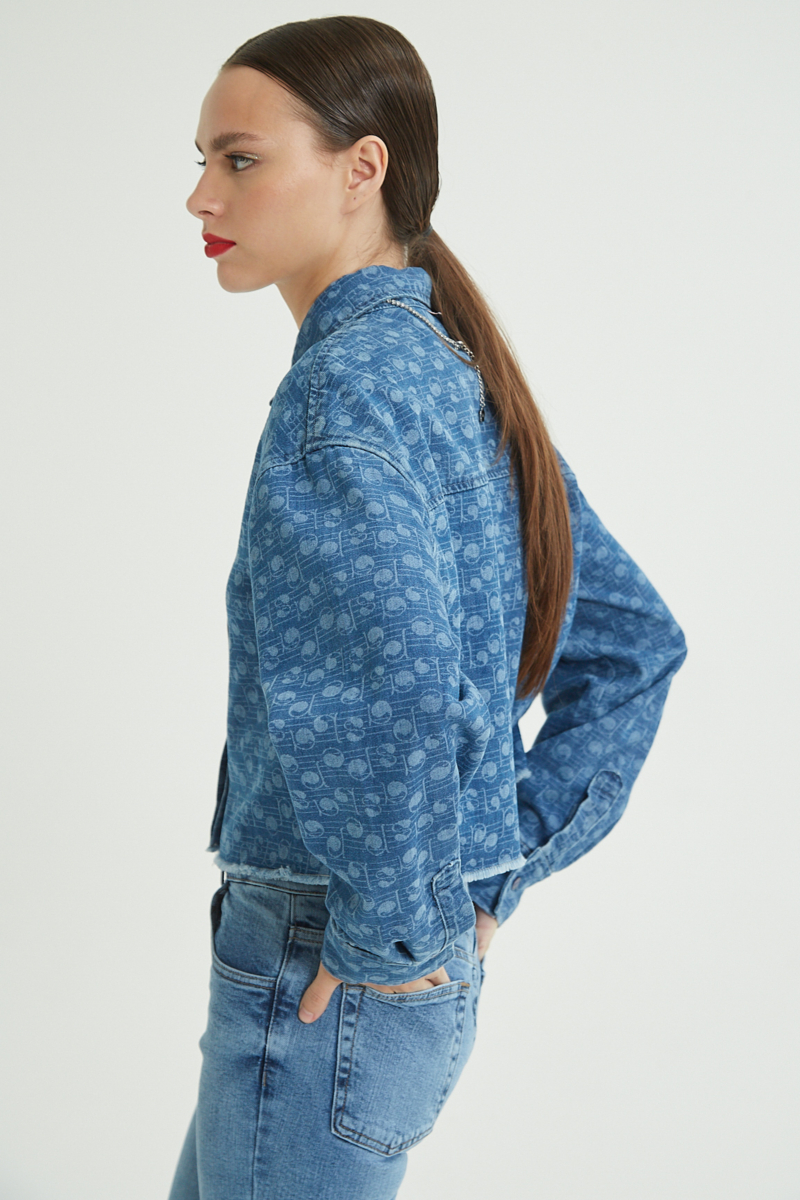 Camisa estampada amplia y crop de jean con ruedo desflecado.

