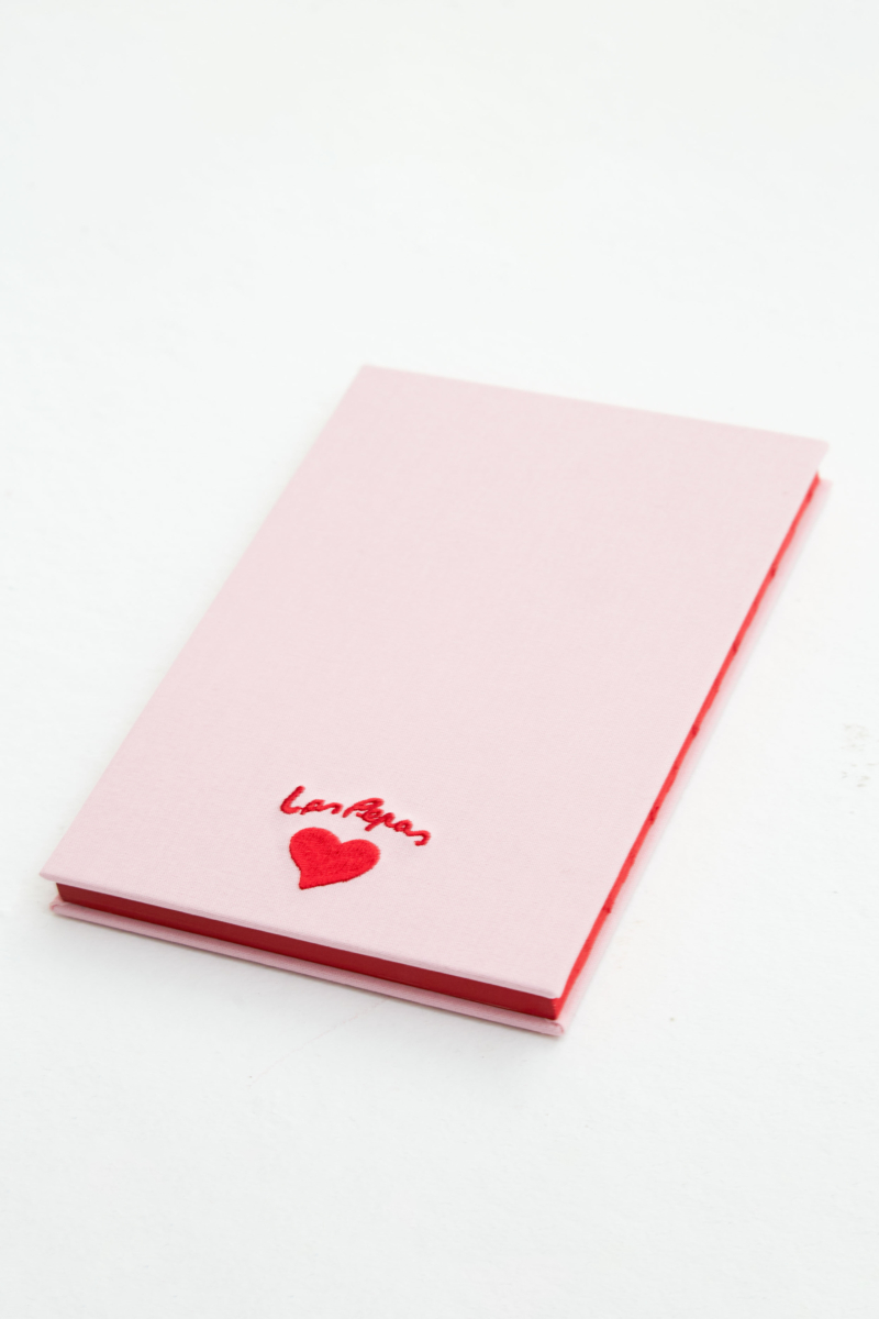 Cuaderno cosido con tapa dura borada. 
