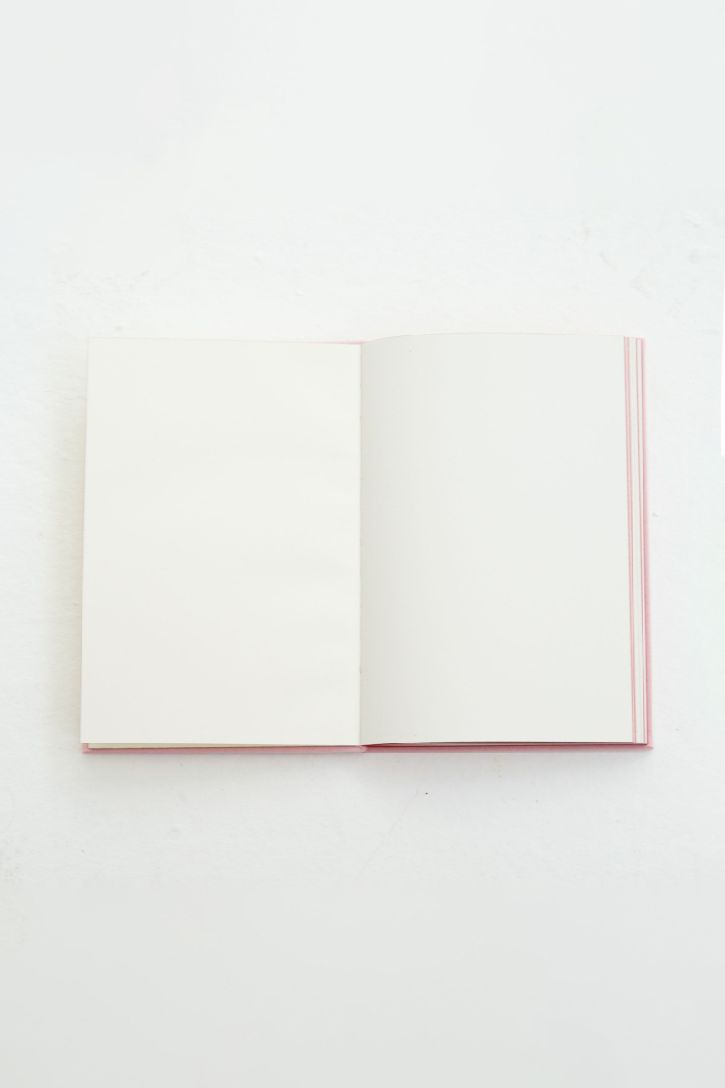 Cuaderno cosido con tapa dura borada. 
