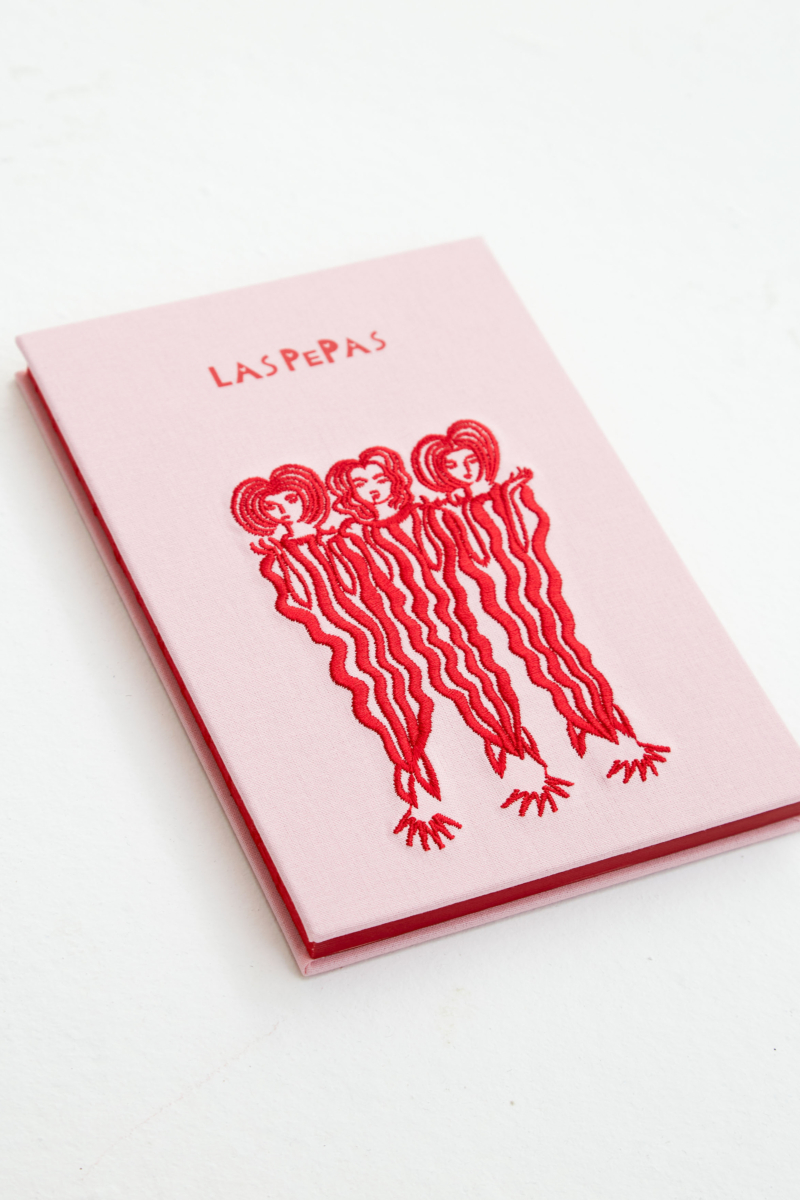 Cuaderno cosido con tapa dura borada. 
