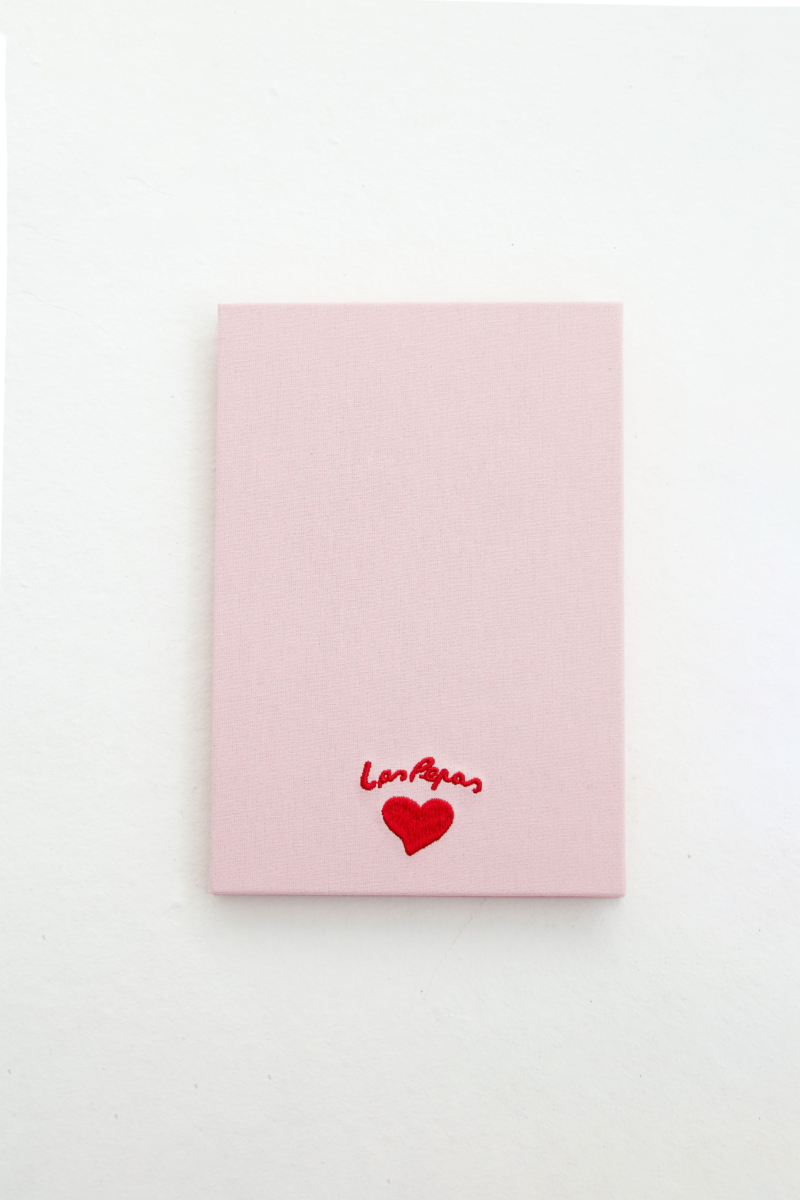 Cuaderno cosido con tapa dura borada. 
