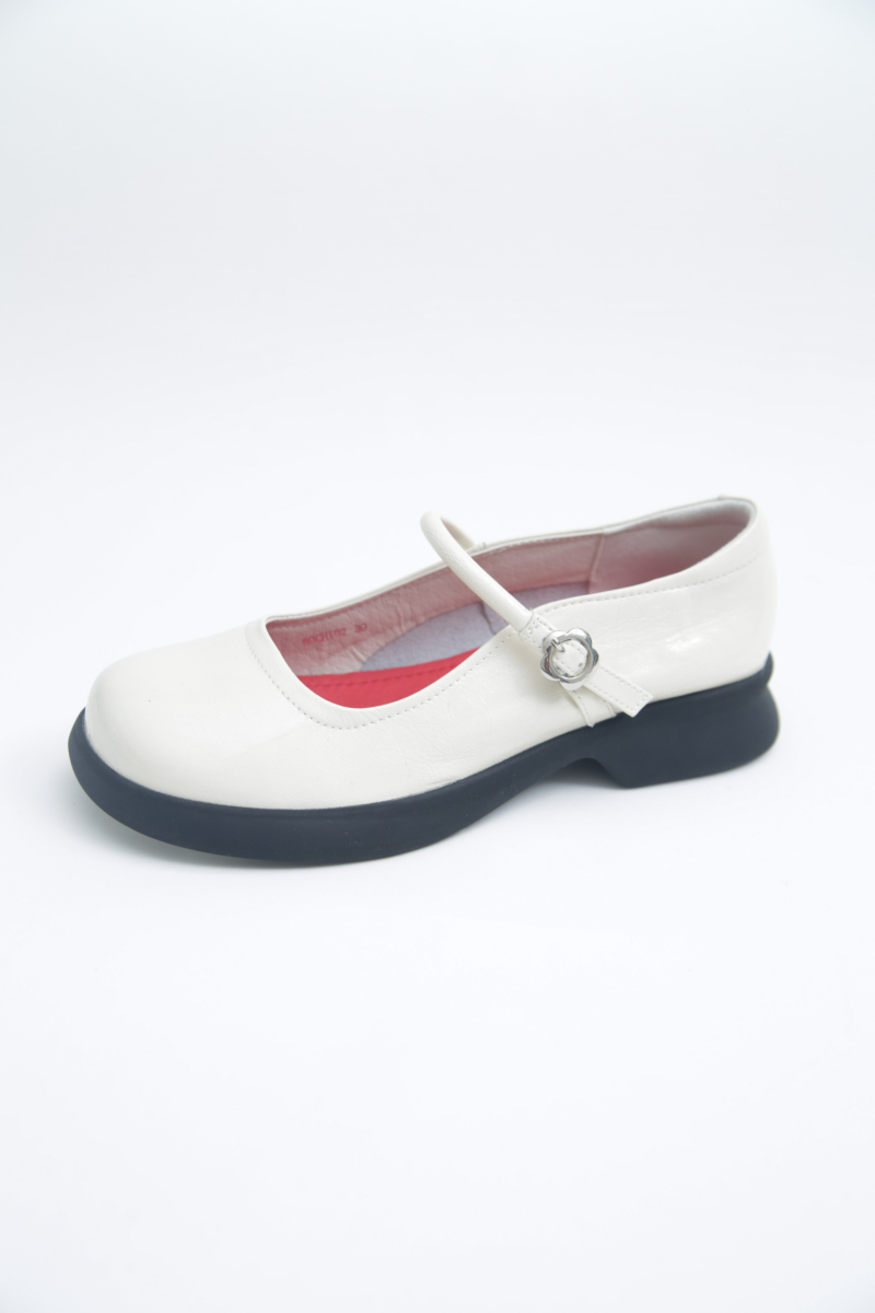 Guillermina blanca de cuero con punta redonda, hebilla con forma de flor y plataforma de caucho.