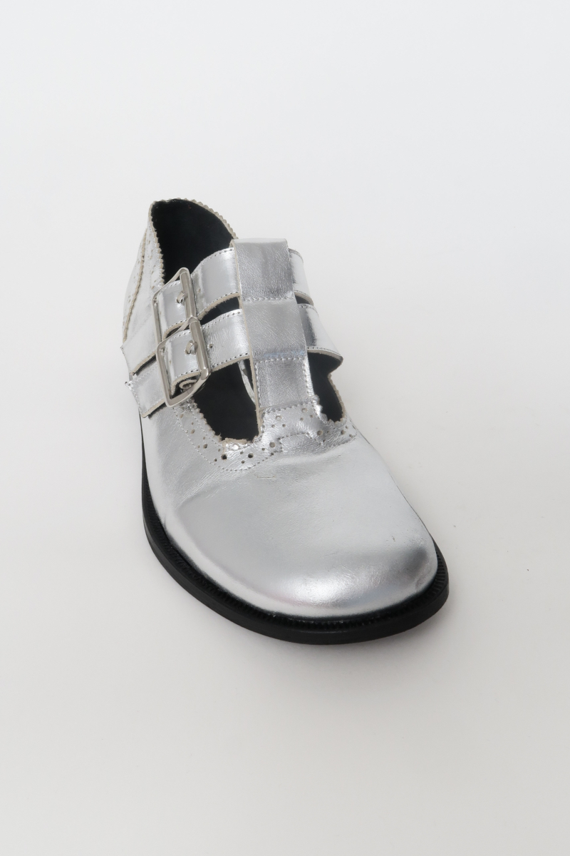 Guillermina de cuero metalizado con punta redonda y taco de 2 cm, con dos tiras ajustables con hebillas metálicas, detalles de zigzag y picado y vira marcada. 