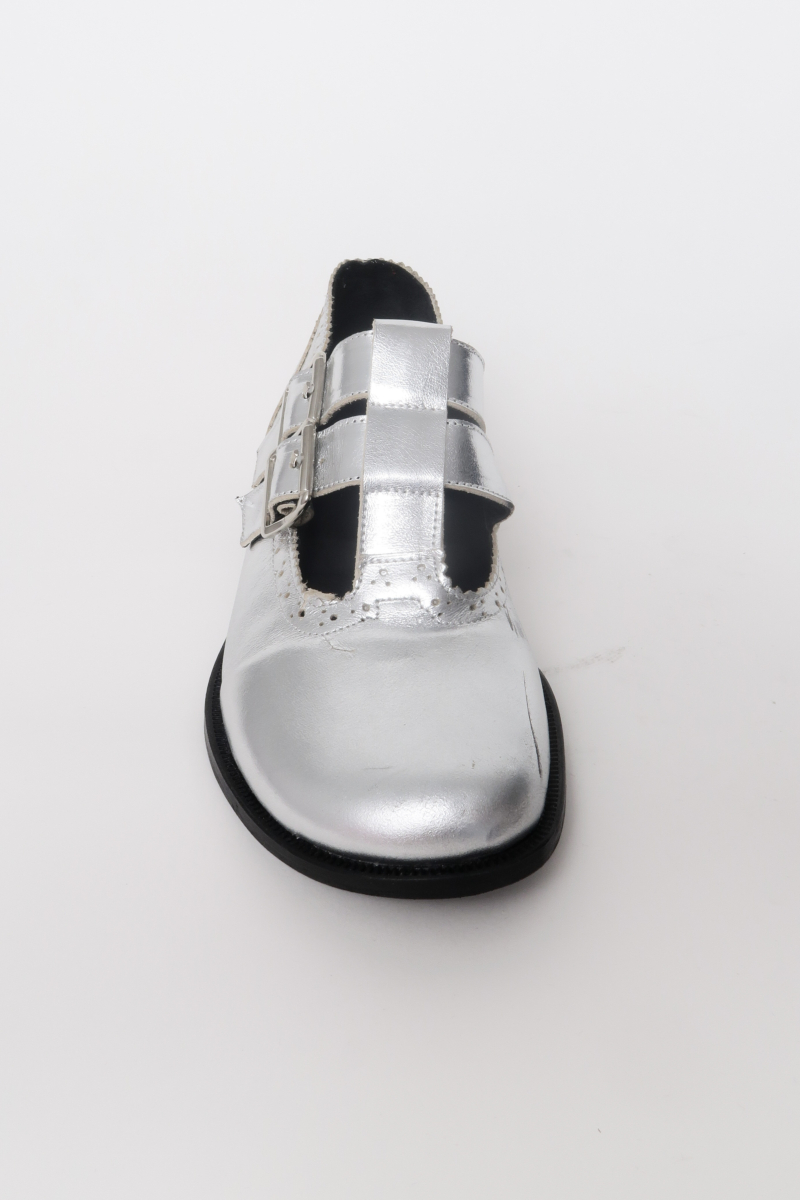 Guillermina de cuero metalizado con punta redonda y taco de 2 cm, con dos tiras ajustables con hebillas metálicas, detalles de zigzag y picado y vira marcada. 