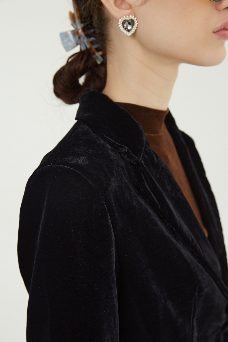 Blazer negro sastrero con hombreras de corte recto con pinzas de entalle y largo hasta la cadera.