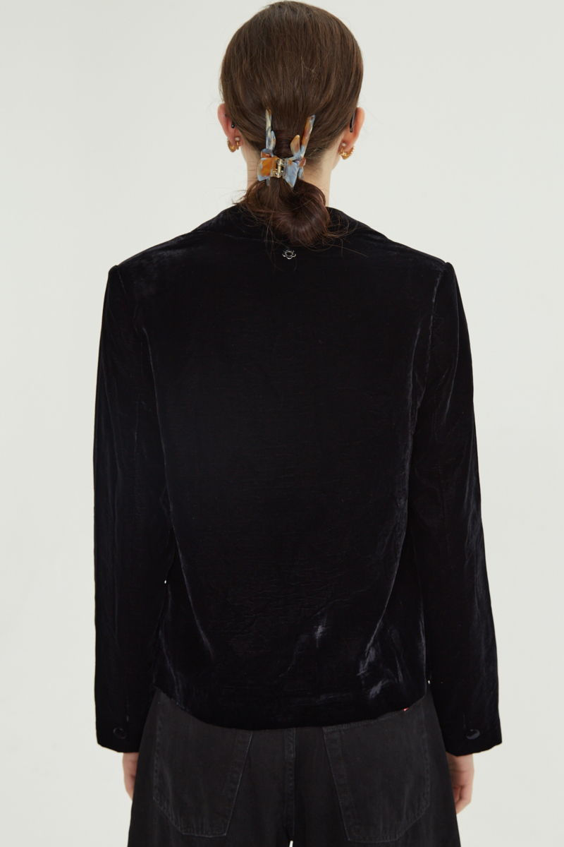 Blazer negro sastrero con hombreras de corte recto con pinzas de entalle y largo hasta la cadera.