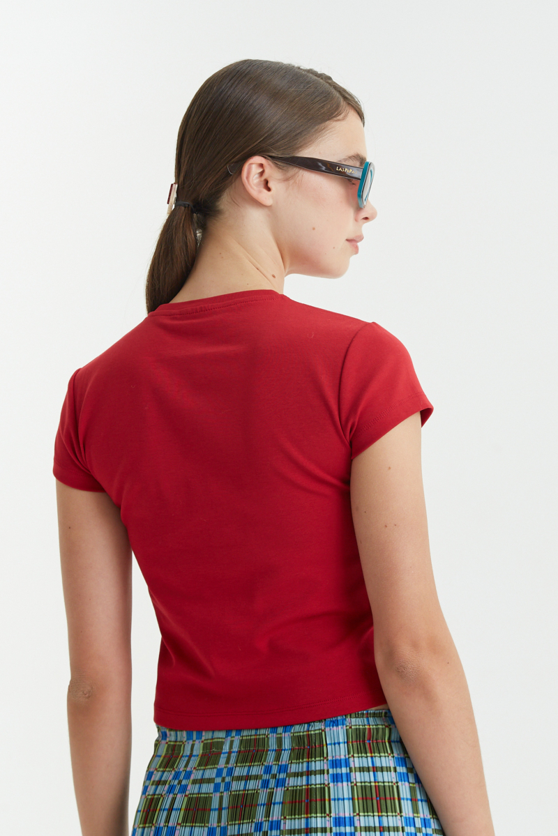 Remera rojo manga corta de algodón elastizado al cuerpo, larga a la cintura y de cuello redondo con logo LP en vinilo velvet en el frente. 
