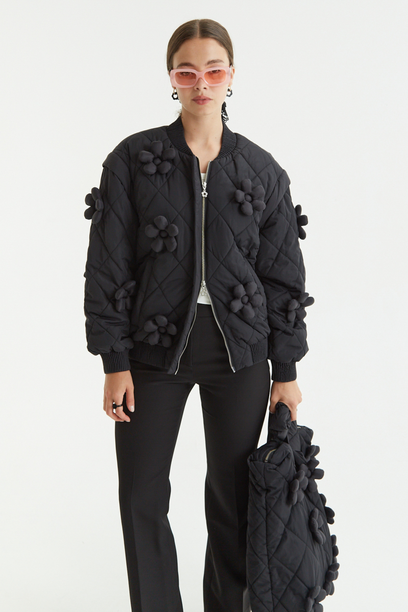Campera matelaseada con apliques 3D de flores puffer, cuello y puños de ribb, cierre doble camino y mangas desmontables. 