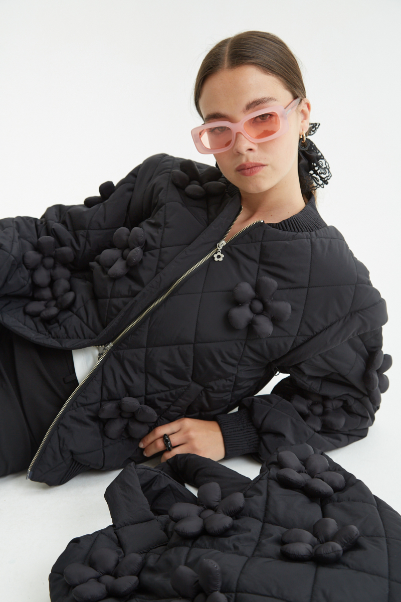 Campera matelaseada con apliques 3D de flores puffer, cuello y puños de ribb, cierre doble camino y mangas desmontables. 