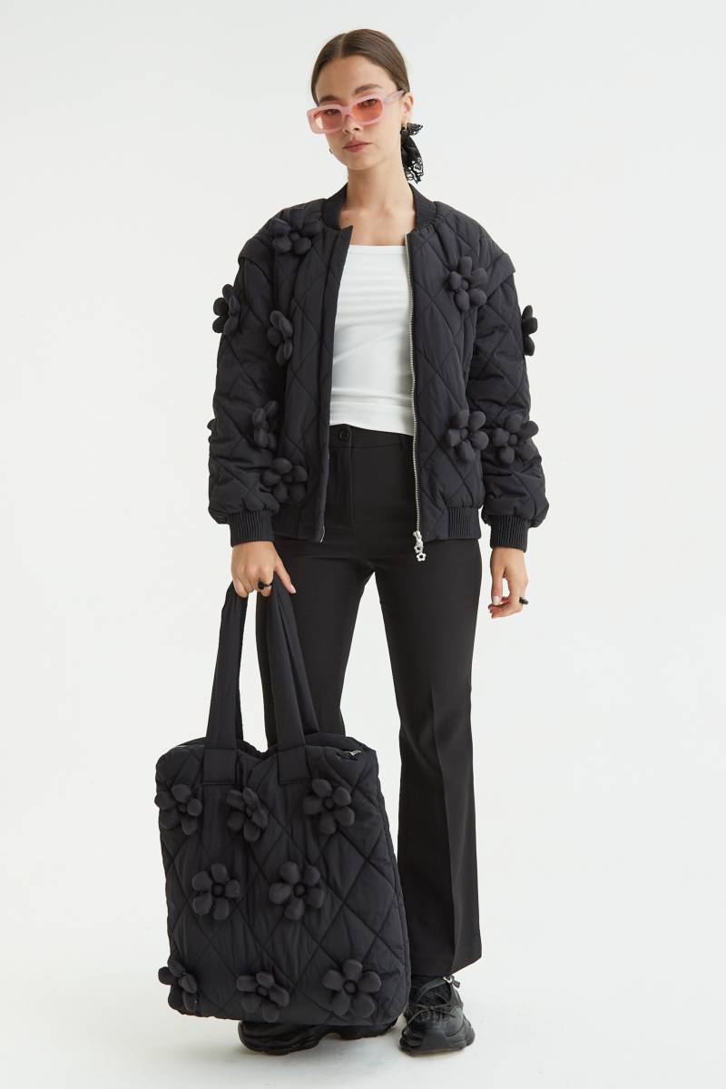 Campera matelaseada con apliques 3D de flores puffer, cuello y puños de ribb, cierre doble camino y mangas desmontables. 