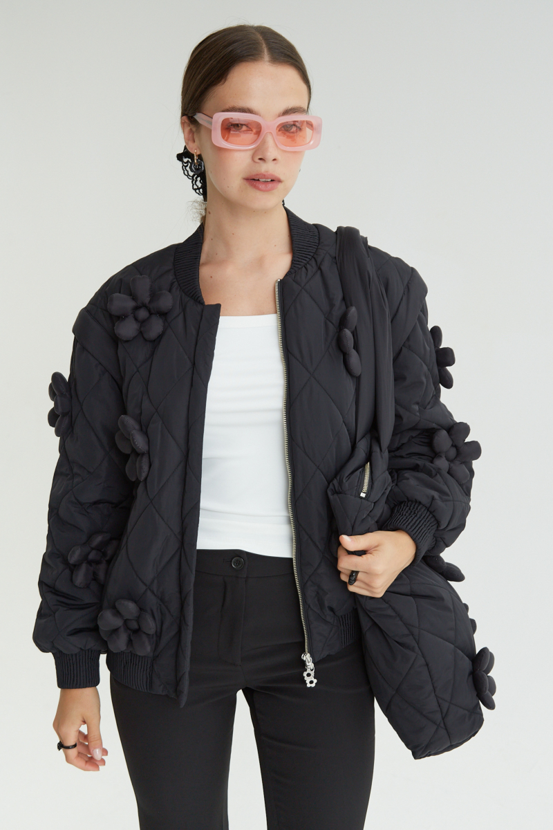 Campera matelaseada con apliques 3D de flores puffer, cuello y puños de ribb, cierre doble camino y mangas desmontables. 