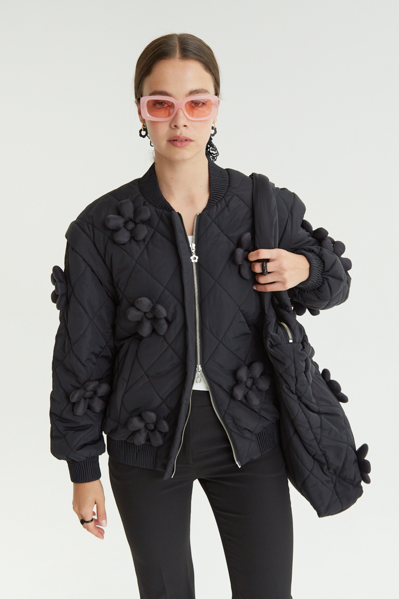Campera matelaseada con apliques 3D de flores puffer, cuello y puños de ribb, cierre doble camino y mangas desmontables. 