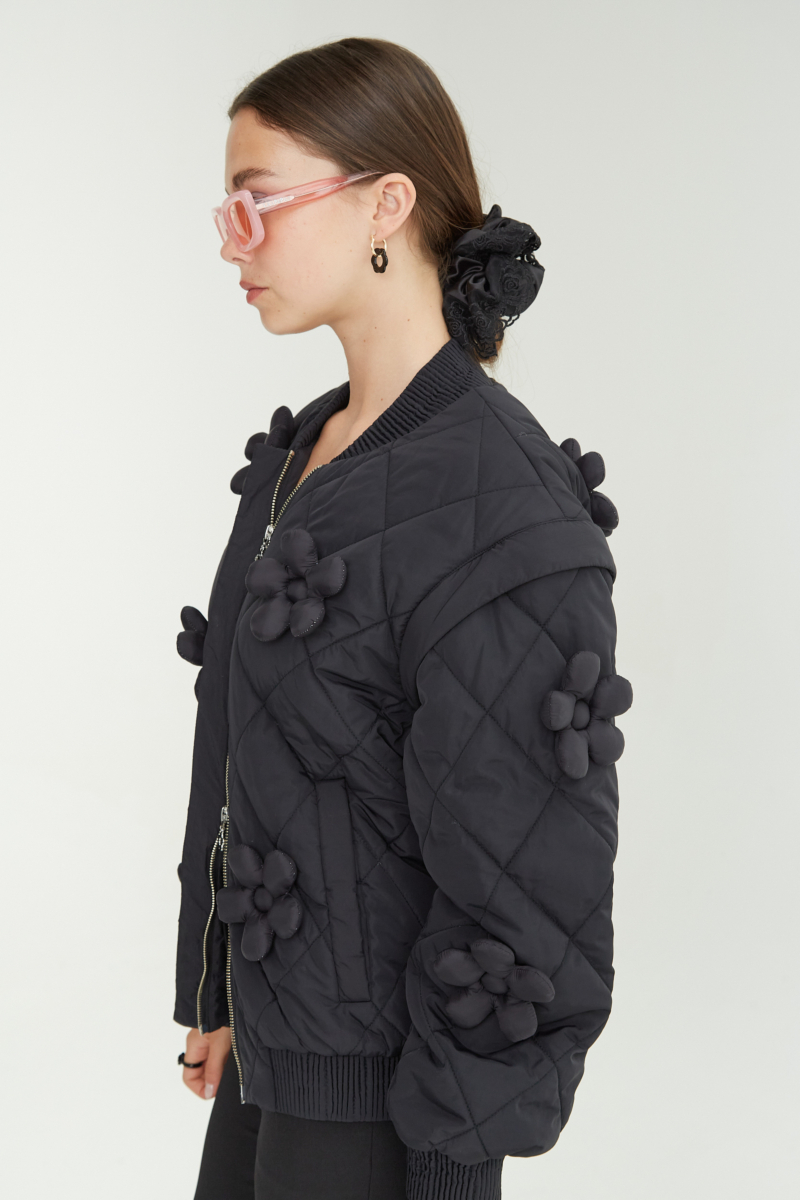 Campera matelaseada con apliques 3D de flores puffer, cuello y puños de ribb, cierre doble camino y mangas desmontables. 