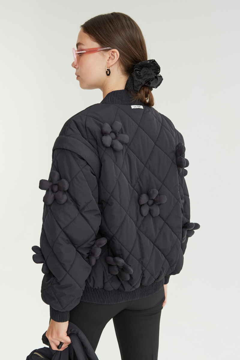Campera matelaseada con apliques 3D de flores puffer, cuello y puños de ribb, cierre doble camino y mangas desmontables. 