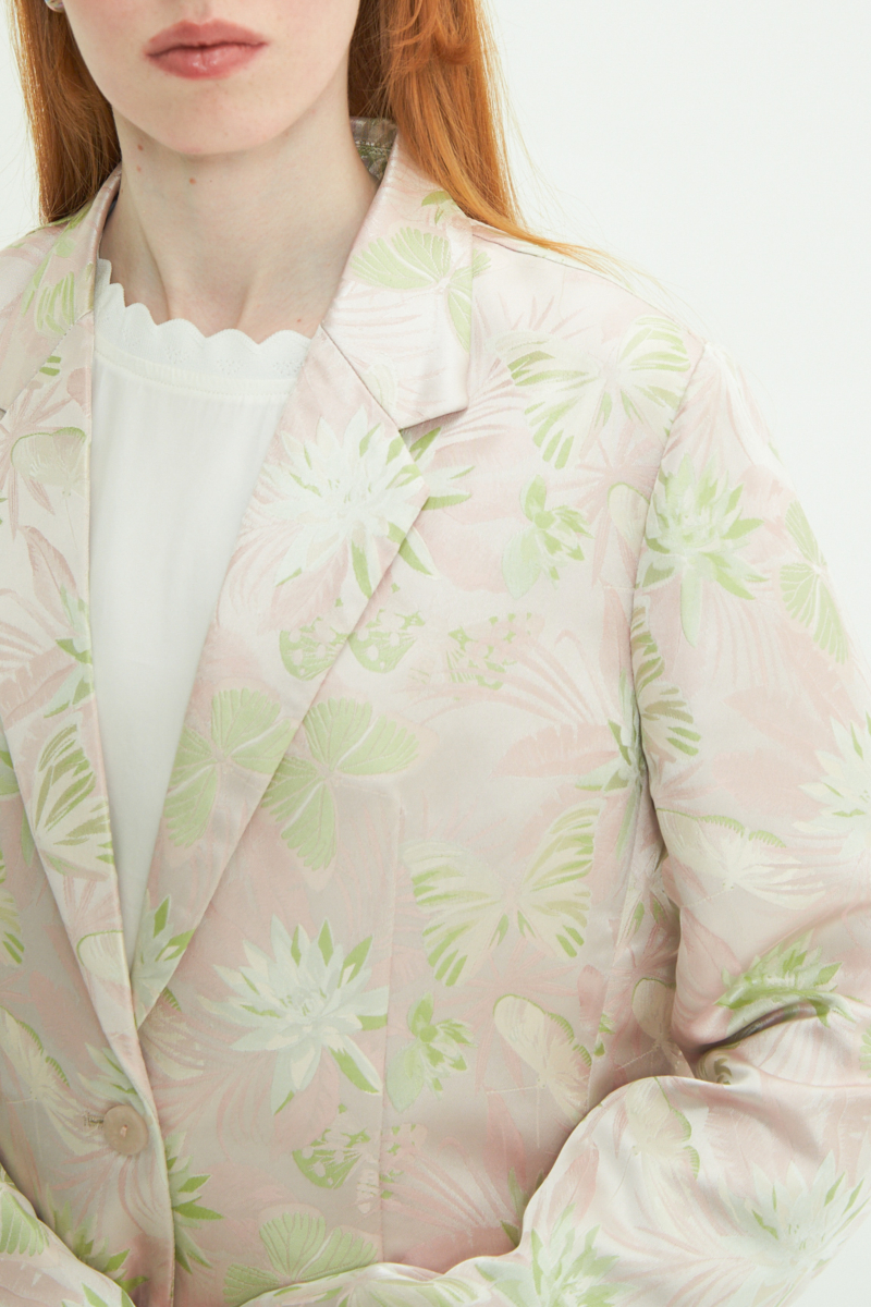Saco rosa sastrero recto de jacquard satinado con hombreras, solapa con cruce recto y botones tornasolados. 
