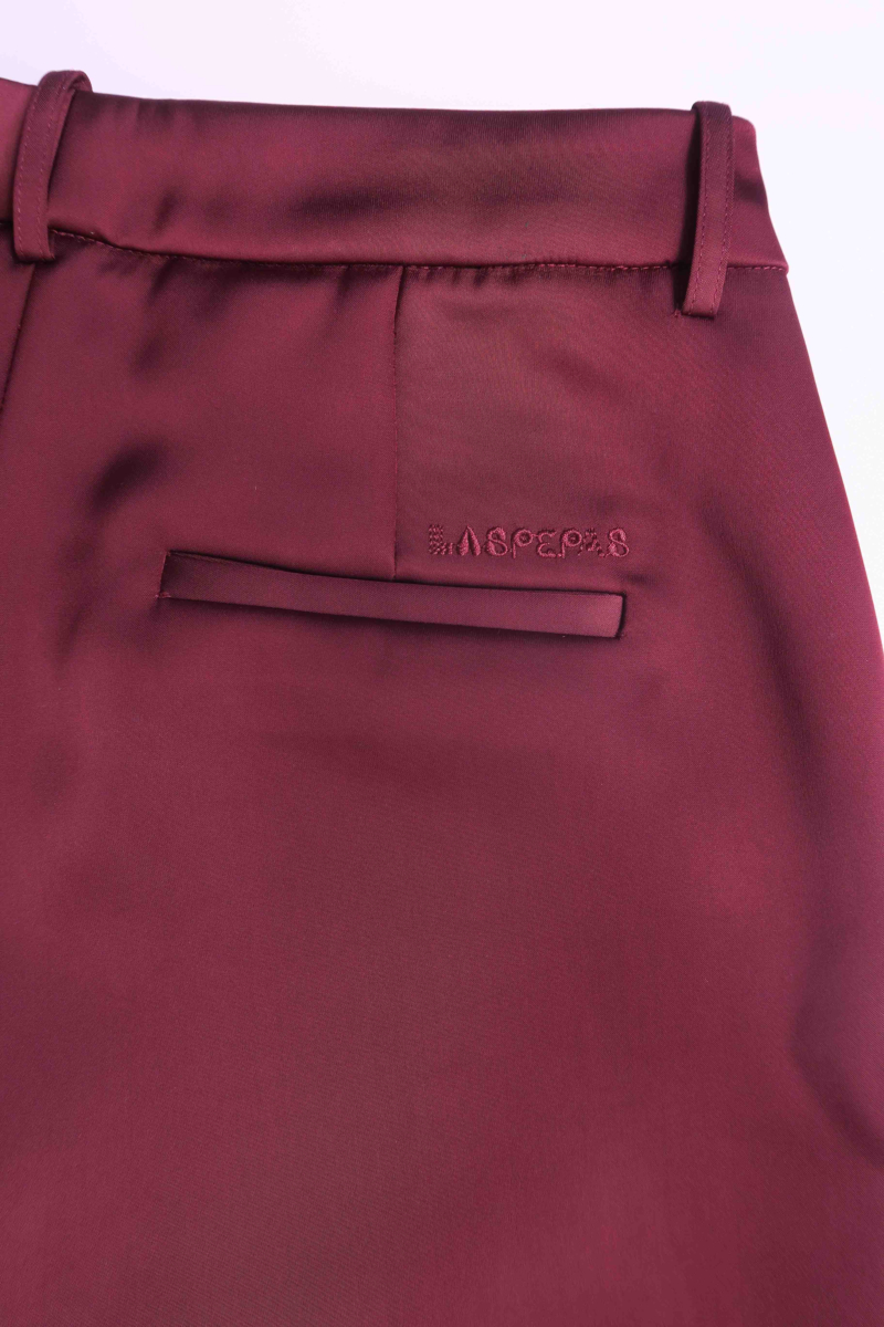 Pantalón bordo sastrero satinado tiro medio de silueta recta y largo por encima del tobillo.

