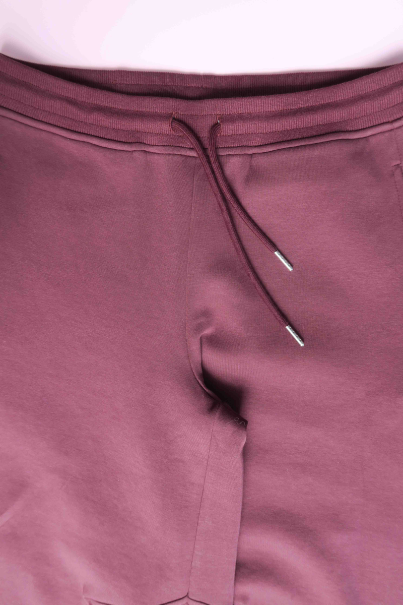 Pantalón uva recto tiro alto y de silueta recta estilo barrel confeccionado en algodón elastizado.