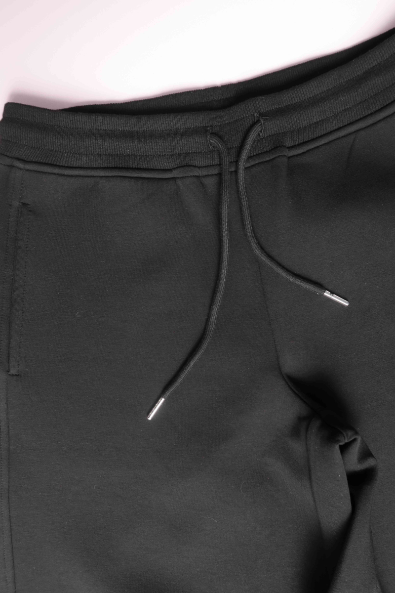 Pantalón negro recto tiro alto y de silueta recta estilo barrel confeccionado en algodón elastizado.
