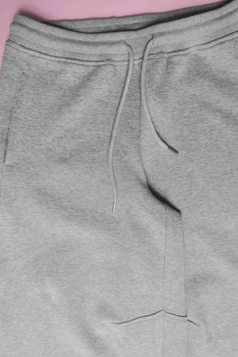 Pantalón gris recto tiro alto y de silueta recta estilo barrel confeccionado en algodón elastizado.