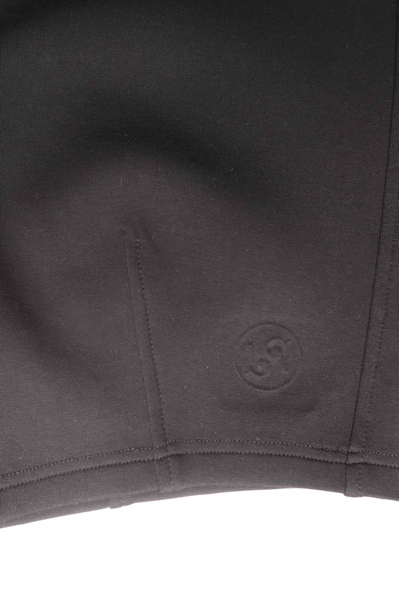 Pantalón negro recto tiro alto y de silueta recta estilo barrel confeccionado en algodón elastizado.