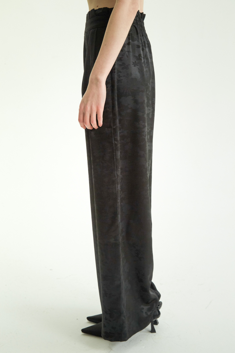 Pantalón negro amplio tiro alto satinado de jacquard con motivo floral y cintura elastizada con pliegues.