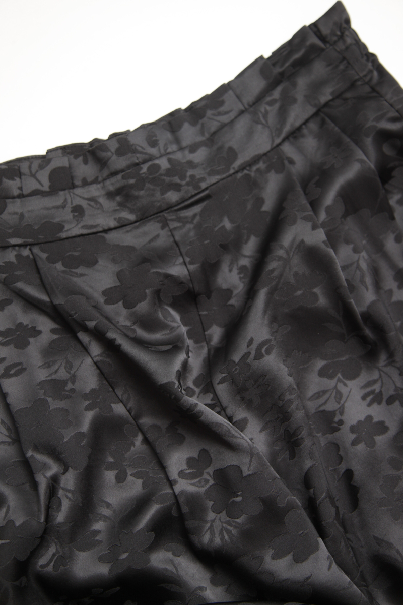 Pantalón negro amplio tiro alto satinado de jacquard con motivo floral y cintura elastizada con pliegues.