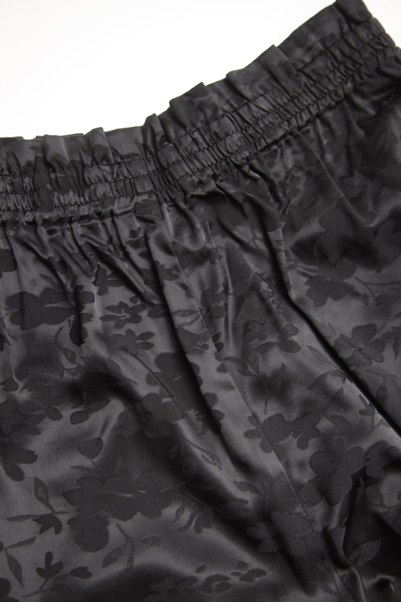 Pantalón negro amplio tiro alto satinado de jacquard con motivo floral y cintura elastizada con pliegues.