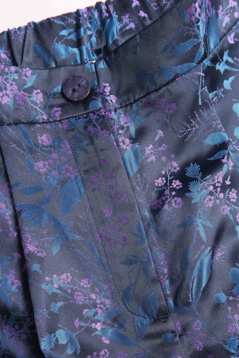 Pantalón azul sastrero tiro alto y recto confeccionado en jacquard satinado con motivo floral. 
