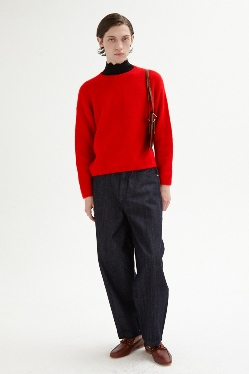 Sweater de lana y alpaca con cuello redondo y fit suelto. 