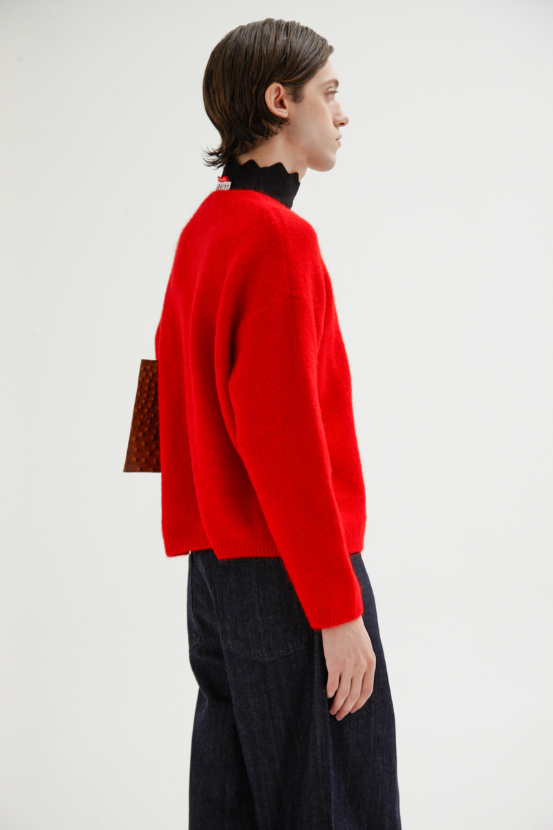 Sweater de lana y alpaca con cuello redondo y fit suelto. 